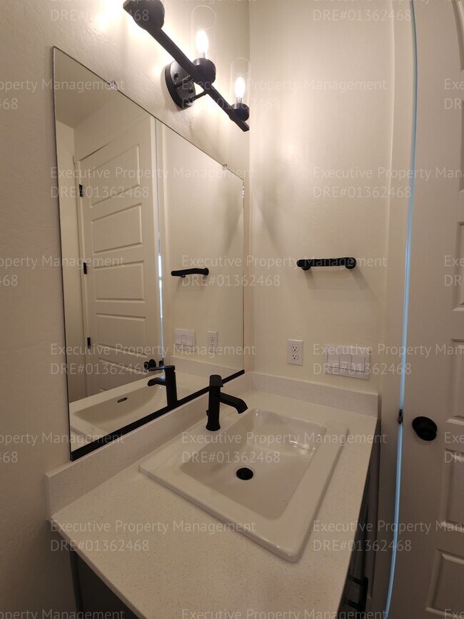 Building Photo - Spacious 5 bedroom/ 3.5 bathroom home REDU...