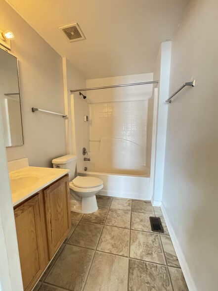 master bath - 9843 Ashburn Lake Dr