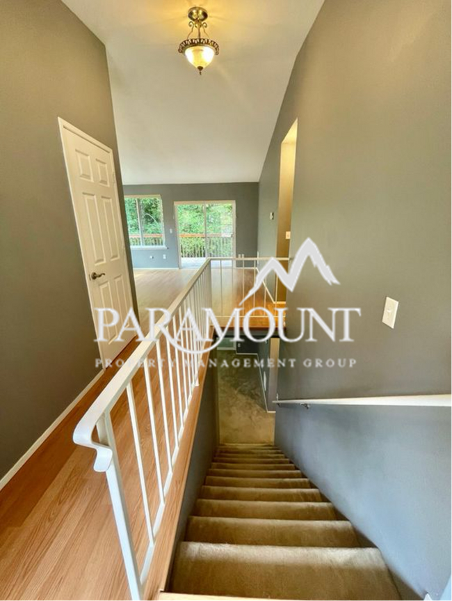 Building Photo - Charming 3-Bedroom Duplex Near Southworth ...