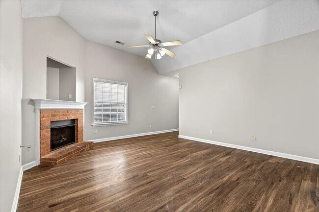 Building Photo - Available Now! 3 Bedroom 2 Bathroom Home i...