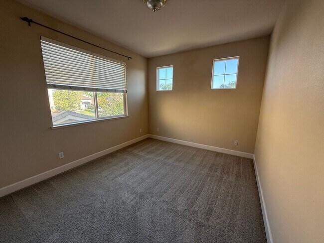 Building Photo - 3389 Bonaire Rd
