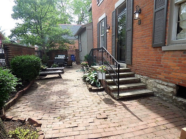 Building Photo - Gorgeous Brick German Village Home!