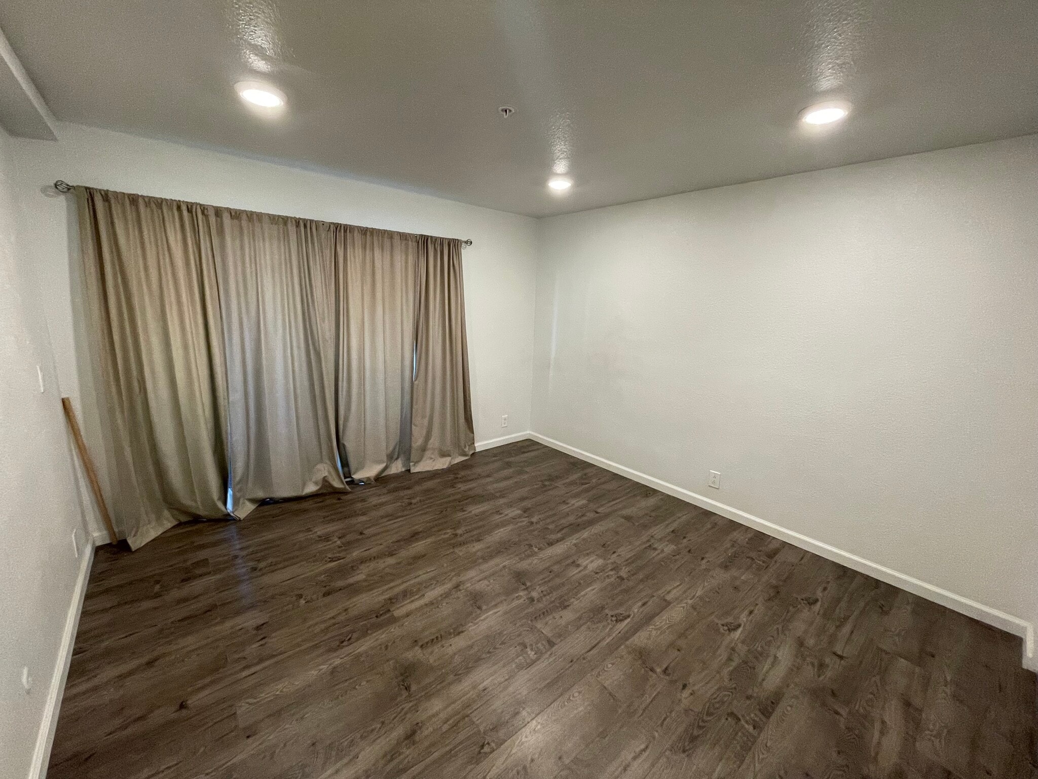 Building Photo - 4041 Oakcrest Dr