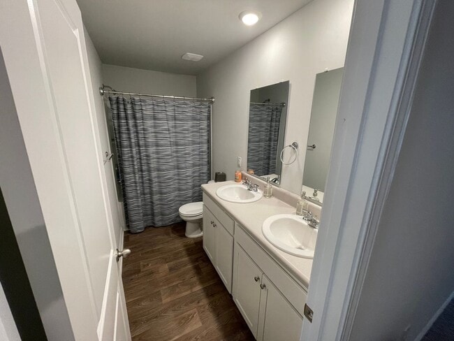 Building Photo - Charming 3BR Townhome in North Charleston