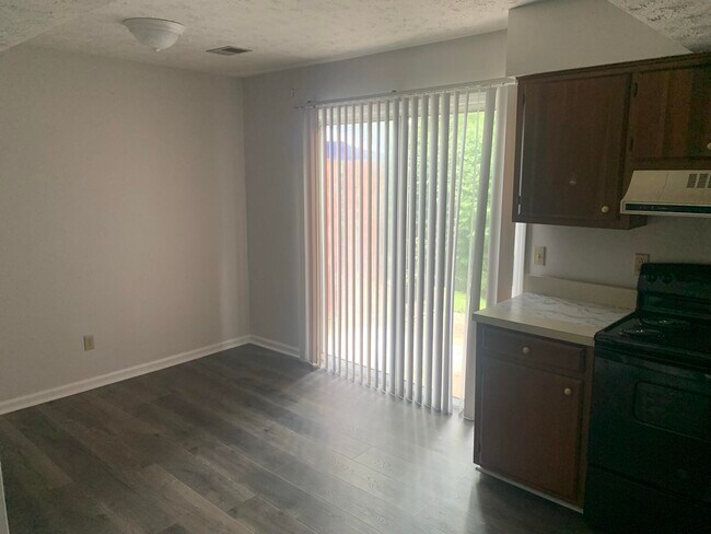 Building Photo - 1104 Collins Ln