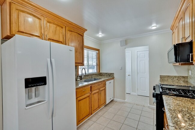 Building Photo - Charming & Refreshed Well-Maintained 4 Bed...
