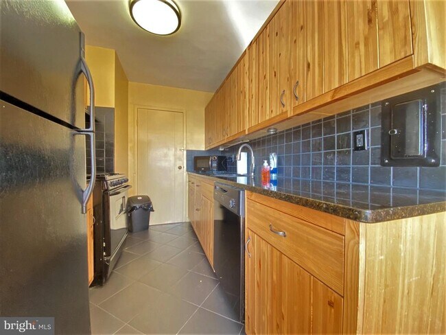 Building Photo - 922 24th St NW