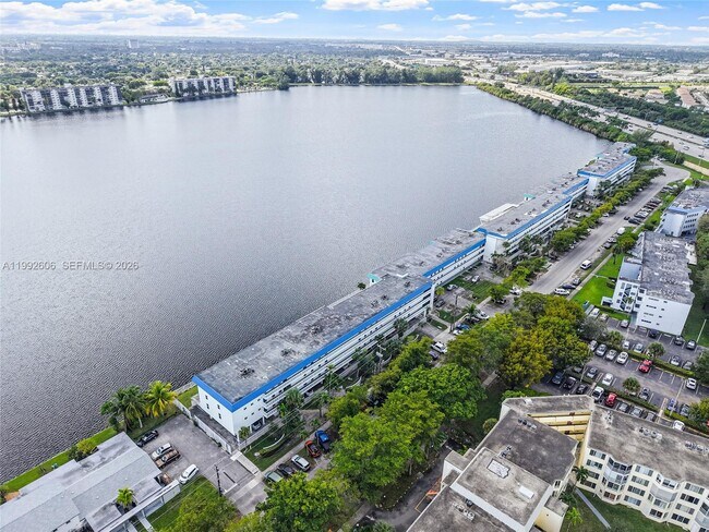 Building Photo - 1170 NE 191st St