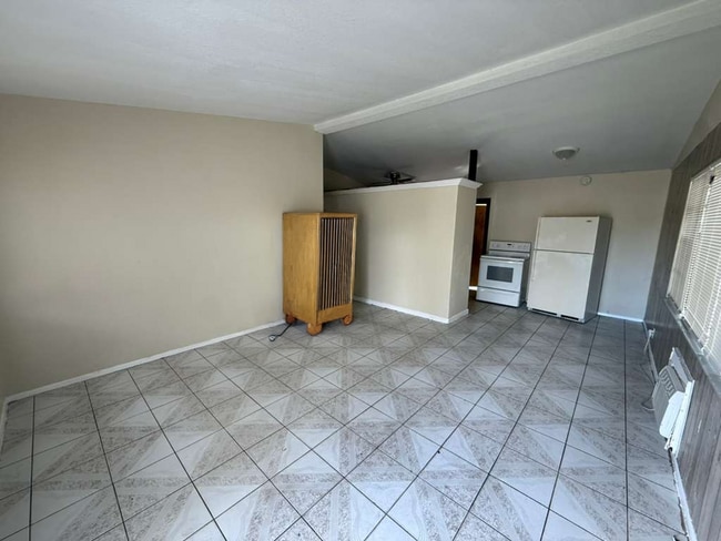 Building Photo - Large 4-3 house with central air