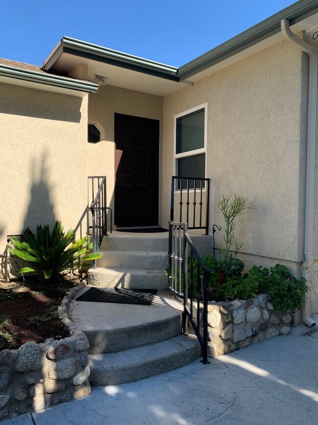 Building Photo - Charming 3+1 Canyon Country Cutie Nestled in the Hills!