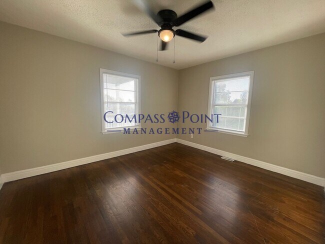 Building Photo - Spacious 3 bedroom and 1 bath house! FIRST...