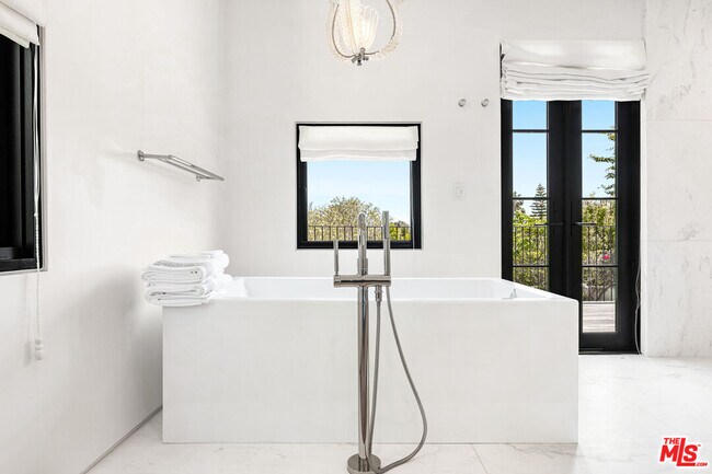 Building Photo - 1001 N Hanover Dr