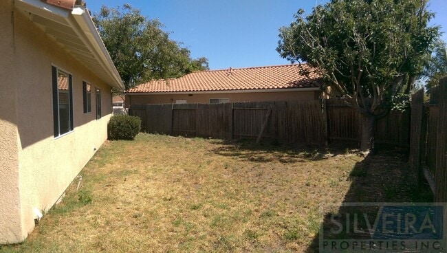 Building Photo - Captivating 3 bed 2 bath home in Santa Maria.