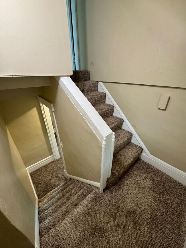 Building Photo - 2542 Glen Echo Dr