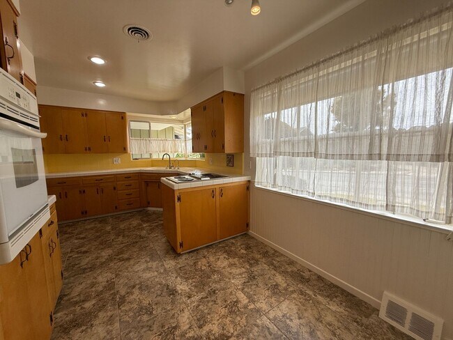 Building Photo - 1950's Ranch Style 2+2 with den/office Hom...