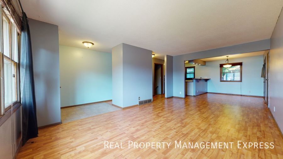 Building Photo - 3 Bed 2 Bath Duplex w/ Attached Garage