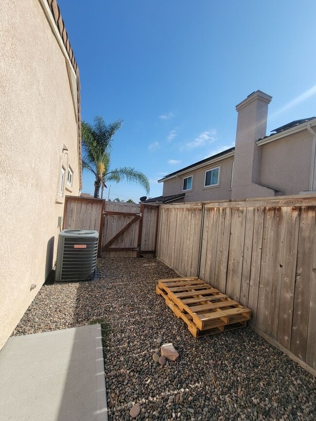 Building Photo - Beautiful 3 Bedroom, 2.5 Bathroom Home wit...