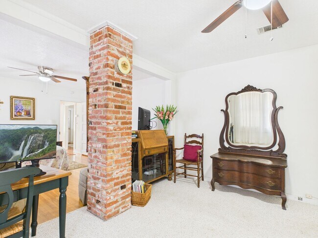 Building Photo - Quiet home in the central part of town