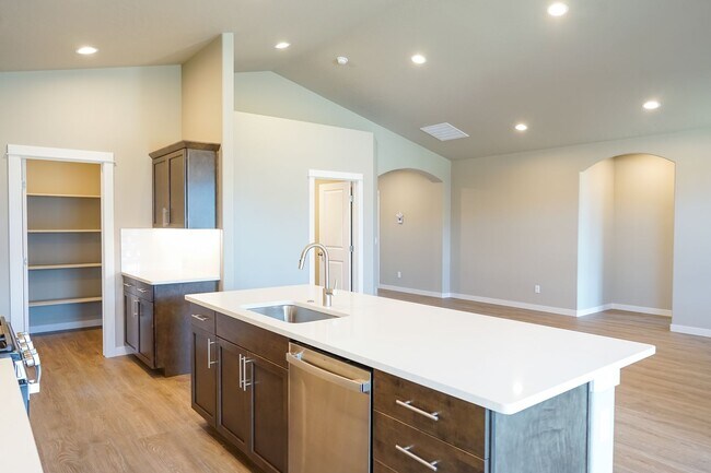 Building Photo - 3 bedroom 2 bath -3 car garage!