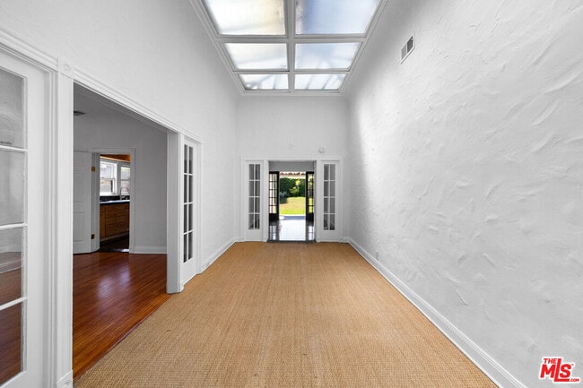 Building Photo - 107 S Lucerne Blvd