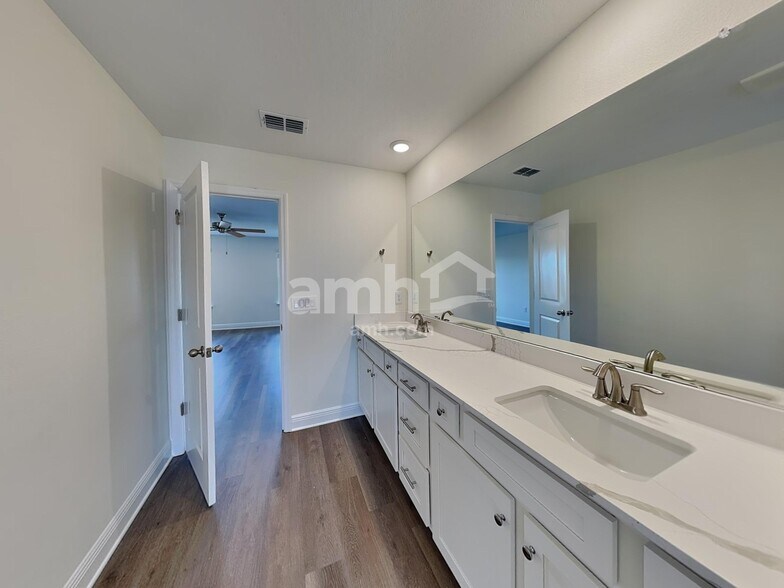 Building Photo - 5943 Pinewood Ests Dr