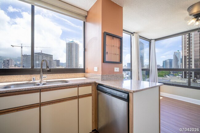 Building Photo - Available now!  2br/2ba/1pkg Condo in Royal Capitol Plaza in Kakaako