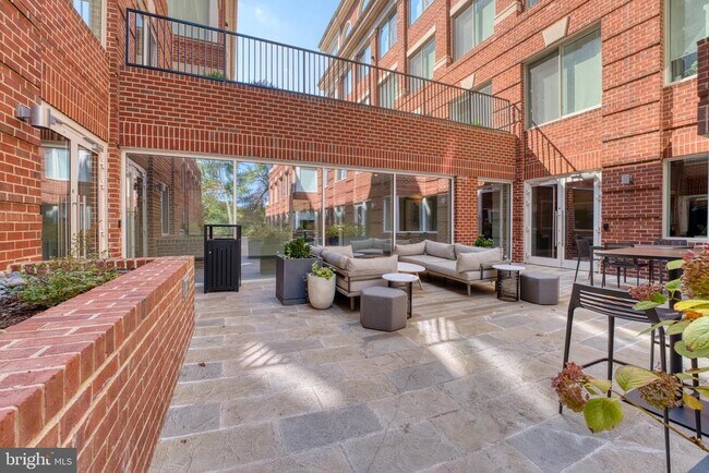 Building Photo - 635 Slaters Ln