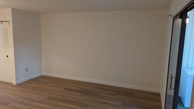 Building Photo - Recently renovated 1st floor condo for ren...