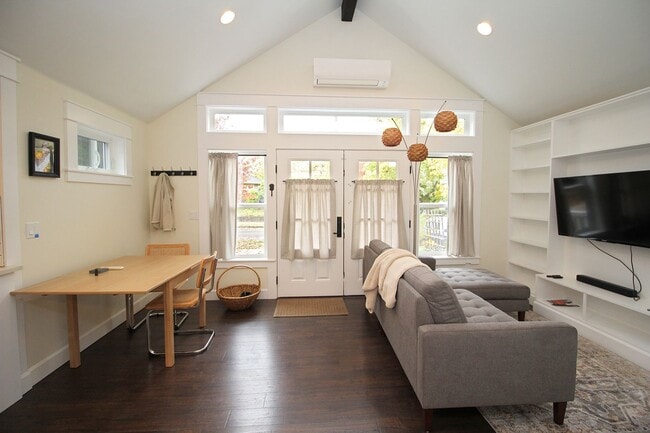 Building Photo - FULLY FURNISHED Spacious ADU Located in the heart of Portland's Historic Laurelhurst Neighborhood!