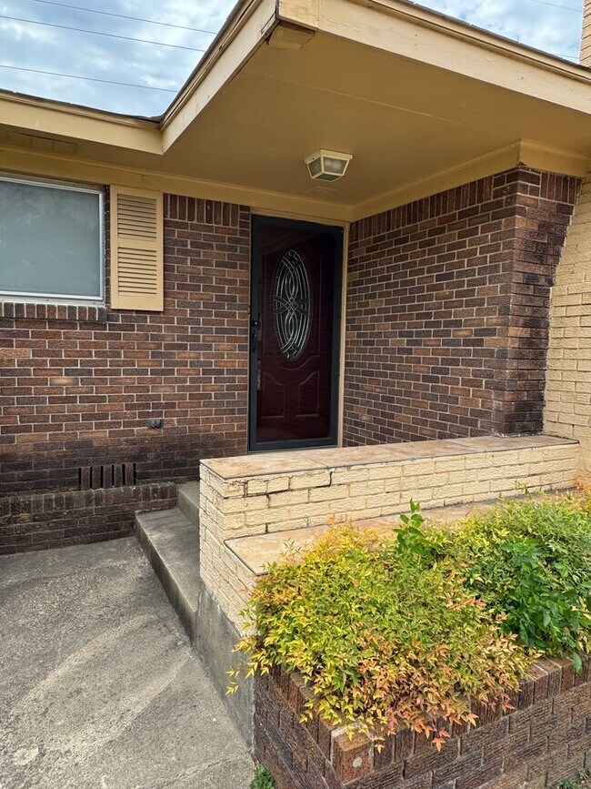 Building Photo - 1608 Northcrest Dr