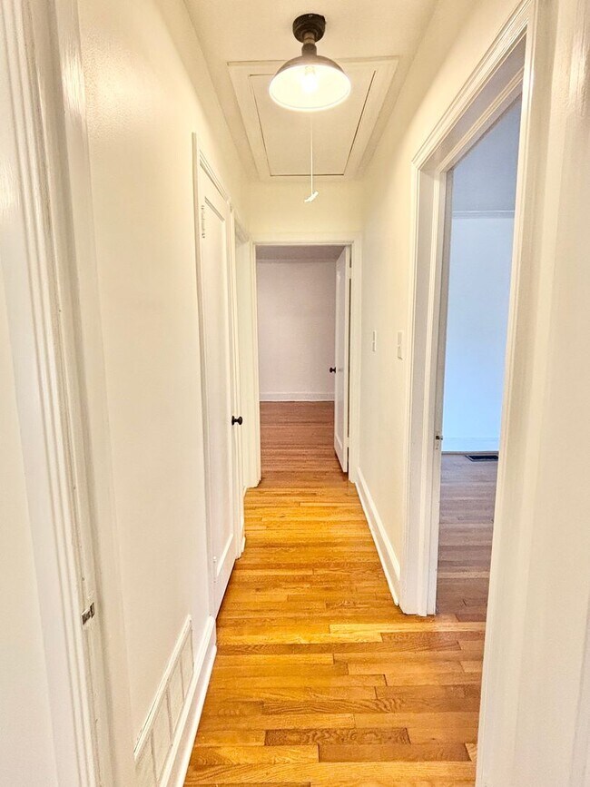 Building Photo - Spacious 3 Bedroom Convenient to Downtown High Point!