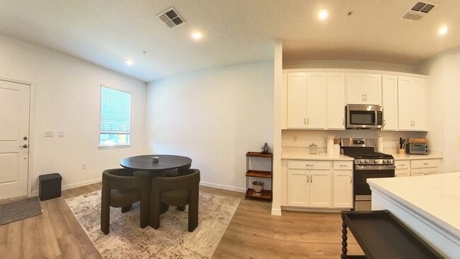 Building Photo - 554 Orient Ave