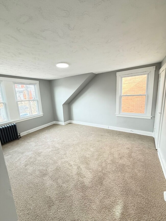 Building Photo - Upated 2 Bedroom 1 Bathroom in Beechview w...