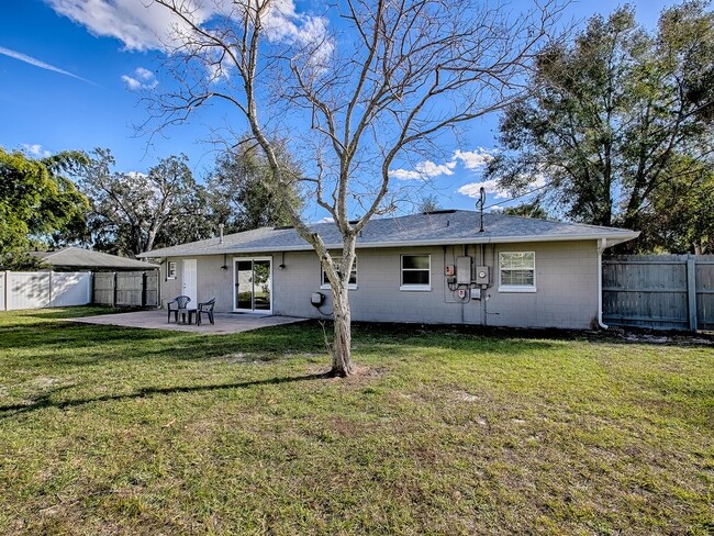 Building Photo - 2 bedroom 2 bath renovated gem in Mount Dora