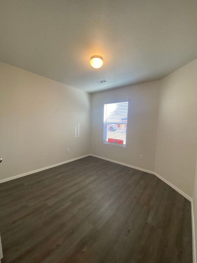 Building Photo - Three Bedroom | Two Bathroom Home in New C...