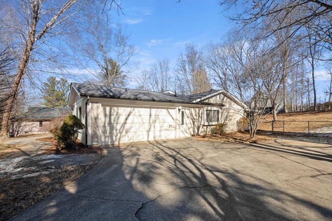 Building Photo - One-Level Home Near Beaver Lake!