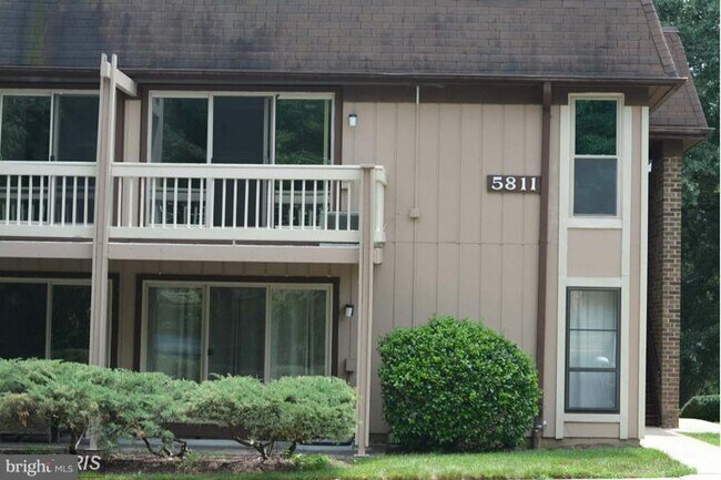 Building Photo - 5811 Royal Ridge Dr