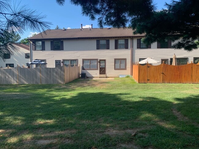 Building Photo - 30 Greensward Ln