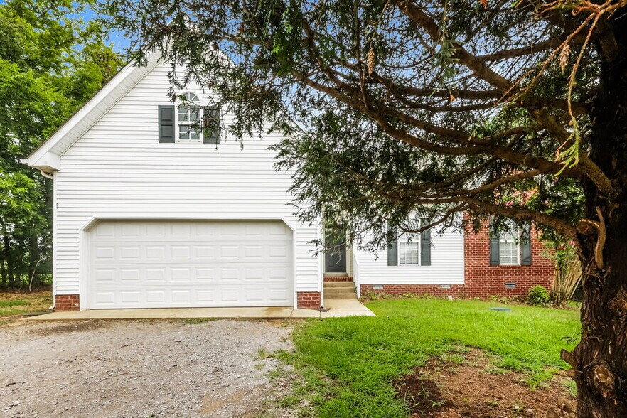 Primary Photo - 210 Rapid Waters Ct
