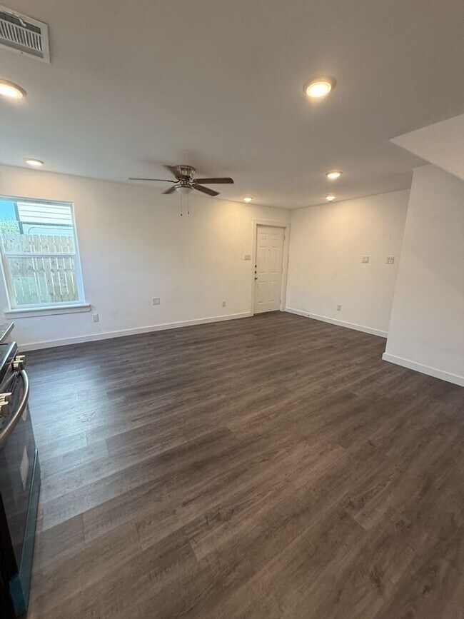 Building Photo - SECTION 8 ACCEPTED! $250 OFF A MONTH'S RENT!!! ***Ask about our No Cash Security Deposit Option***