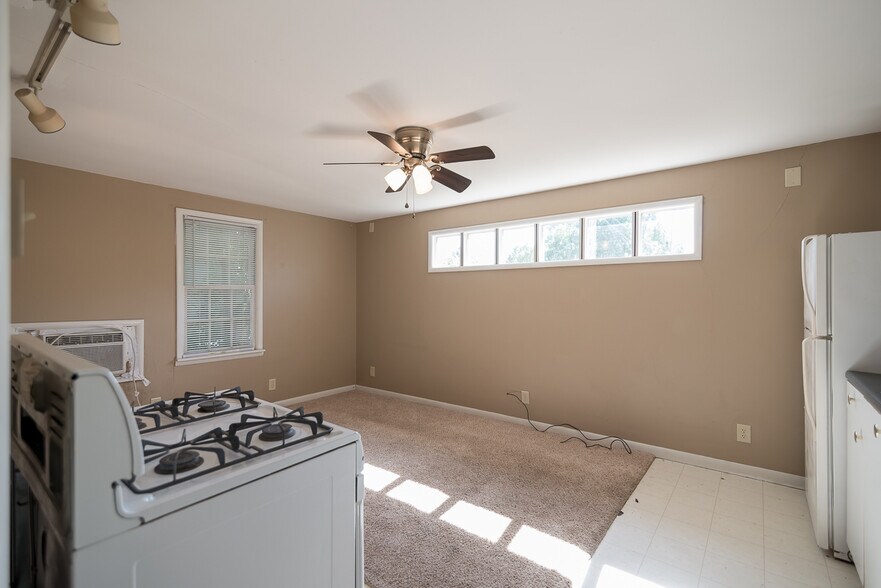 Building Photo - 2025 W Admiral Rd