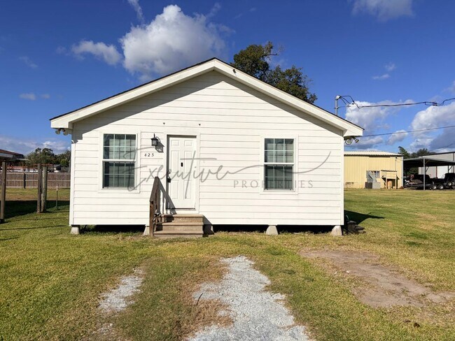 Primary Photo - Freshly Updated 2BR Home with Large Yard