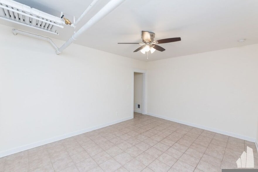 Building Photo - 4951 N Oakley Ave