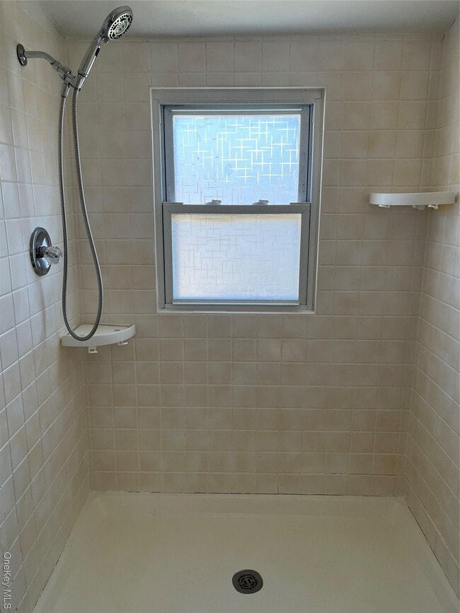 Building Photo - 7 Floyd Pl