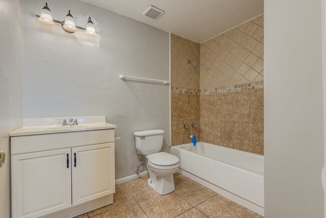 Building Photo - Spacious 4 Bed / 2 Bath Home in Phoenix – Move-In Ready!