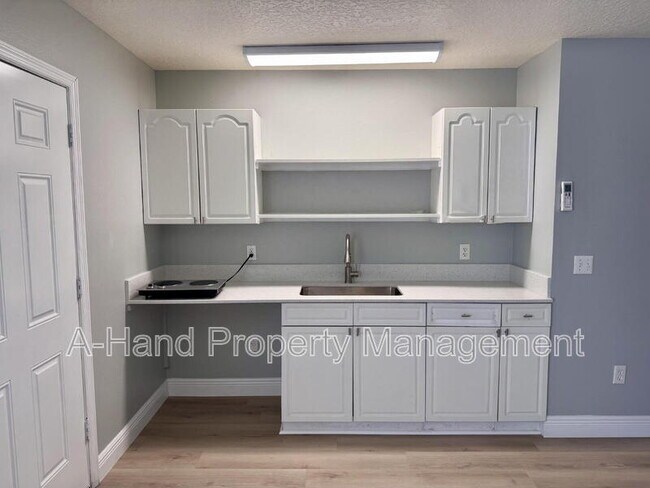 Building Photo - 2623 Fan Palm Dr