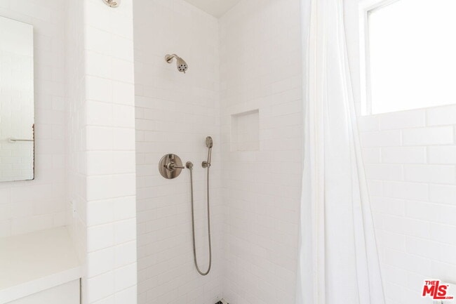 Building Photo - 2042 Sanborn Ave