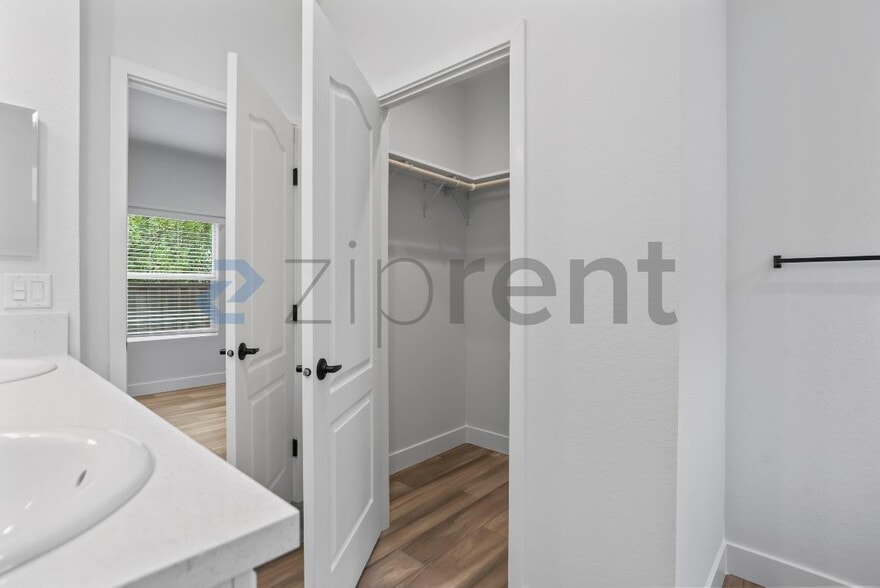Building Photo - Unit