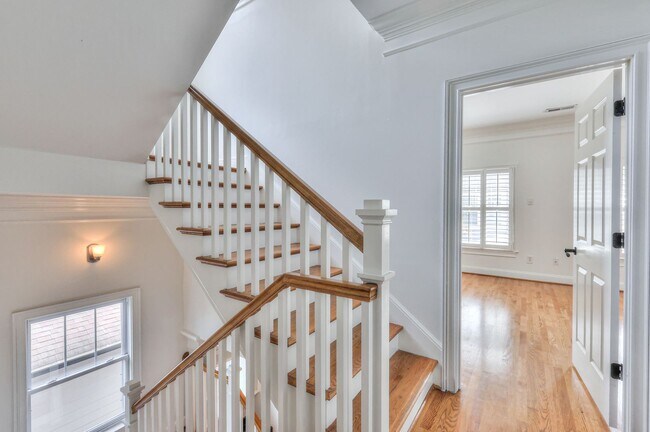 Building Photo - Perfect Brownstone in Sylvan Park near Wes...