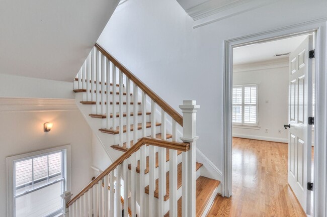 Building Photo - Perfect Brownstone in Sylvan Park near West End